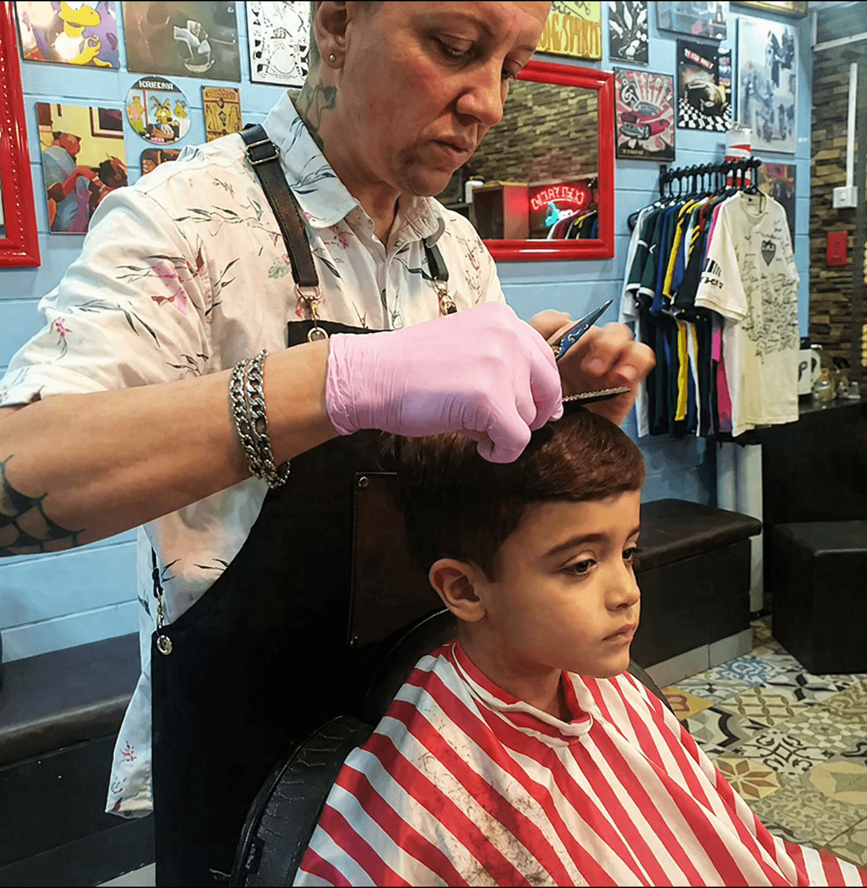 Barbeiro do Alemão ensinando técnicas de corte na barbearia