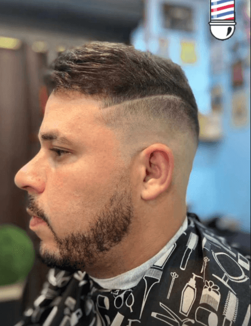 Corte fade alto com linha lateral feito na Barbearia do Alemão em Novo Osasco