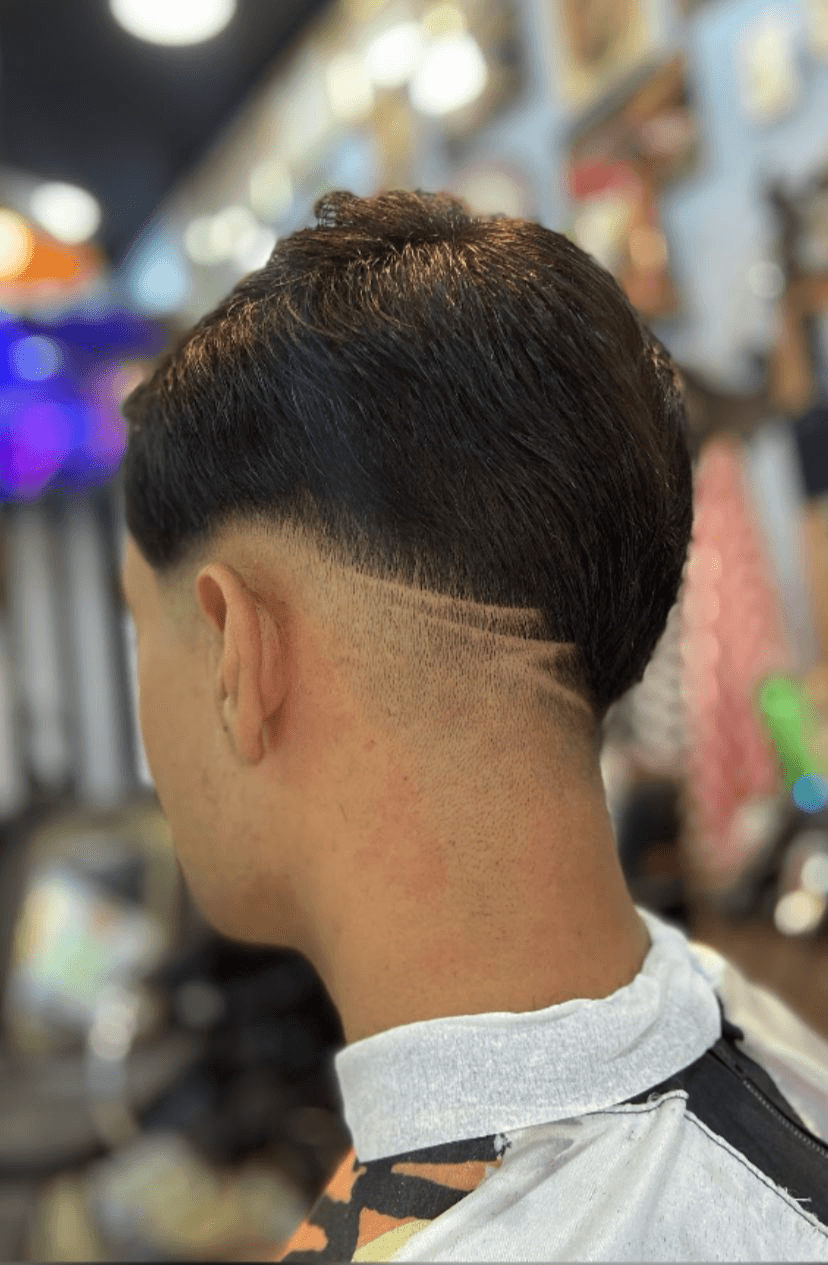 Corte mullet com risco lateral na Barbearia do Alemão