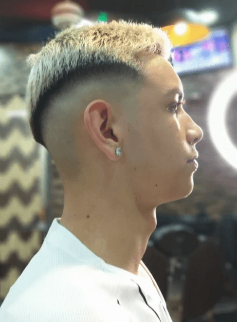 Corte masculino com degradê platinado em Osasco